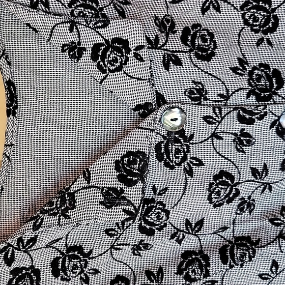 Sleeveless Blouse - Picture 2 of 4